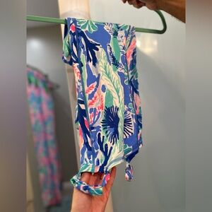 Multi Jet Stream cropped leggings. Cute bow. VEUC. Size small.